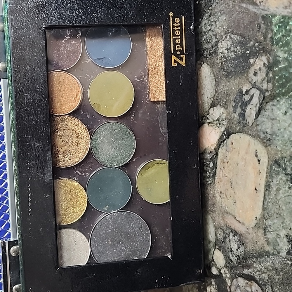 MAC Cosmetics 12pc Multi-Color Eyeshadows - Picture 6 of 6